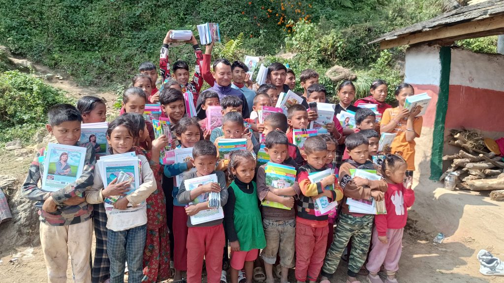 जन्मदिनमा गौमुखि गाउँपालिका उपाध्यक्ष रानाद्धारा २२ हजार बढिको शैक्षिक सामाग्री वितरण