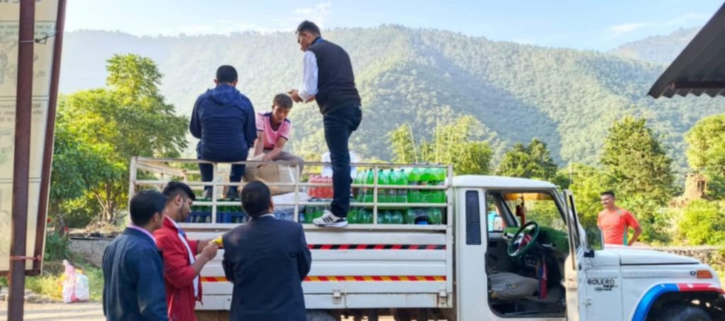 सामान बिक्रि वितरण गर्ने रिटिलर गाडीलाई सडकमै रोकेर अनुगमन