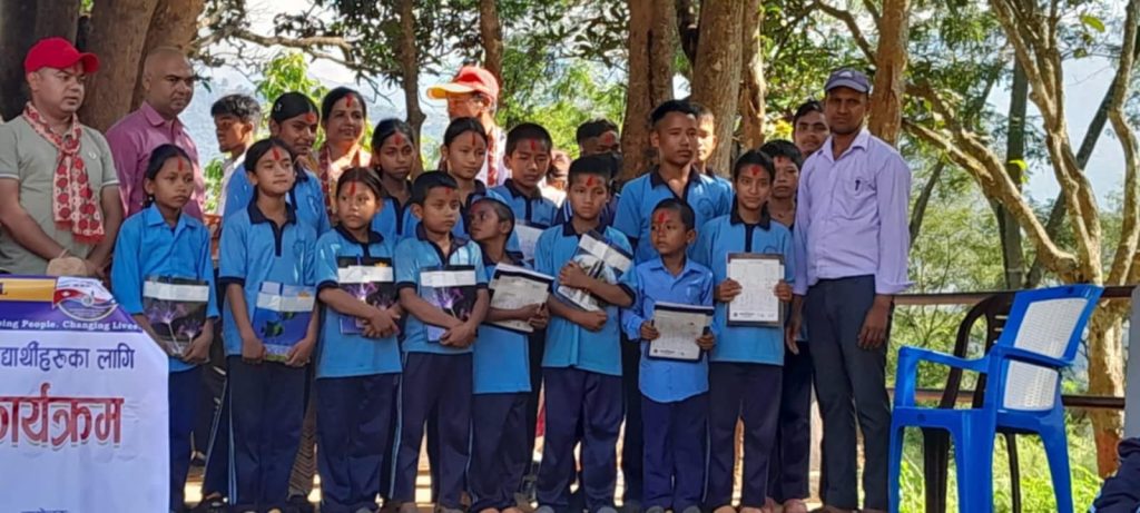 जन्मदिनको अवसरमा सुस्त श्रवण बिद्यार्थीलाई शैक्षिक सामाग्री वितरण