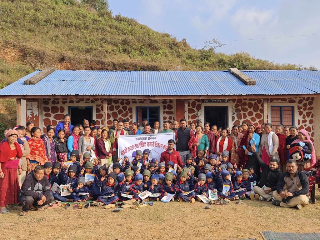 न्यानो अभियान मार्फत बिद्यार्थीलाइ न्यानो कपडा तथा शैक्षिक सामाग्री वितरण