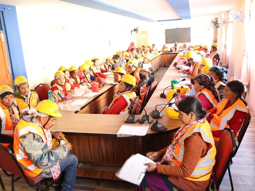 नौबहिनीमा प्रधानमन्त्री रोजगार कार्यक्रममा छनौट भएकाहरुलाई सुरक्षा सामाग्री वितरण