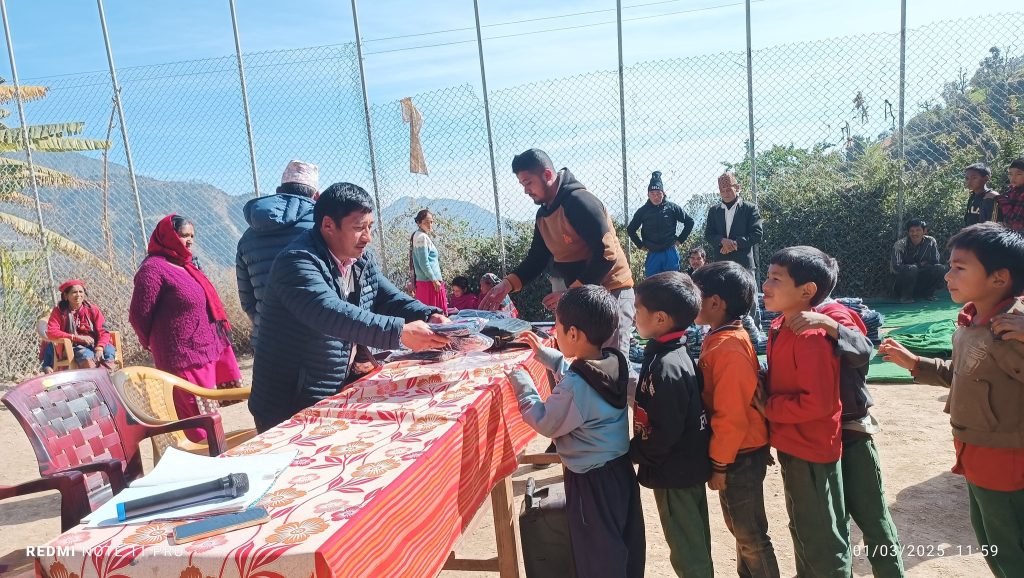 मेयर कोष मार्फत ज्ञानज्योति प्राबिका बिद्यार्थीलाई पोशाक वितरण