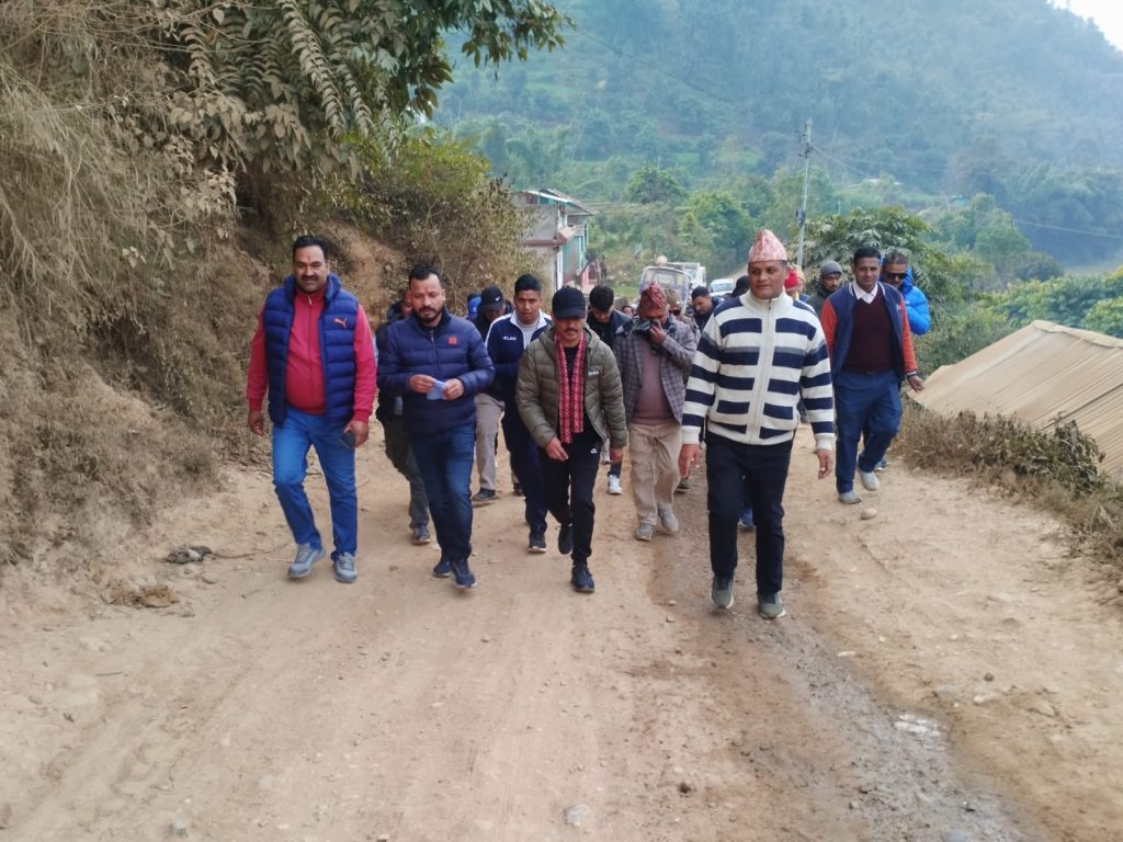 बाग्दुला मच्छी सडकको निरिक्षण गर्न मन्त्री राणा प्राविधिक टोलि सहित पैदल यात्रामा