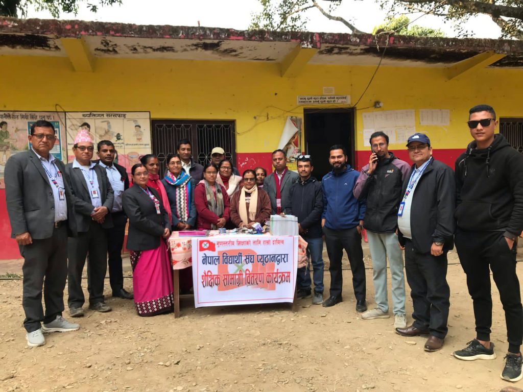 नेविसंघद्धारा शैक्षिक सामाग्रि बितरण