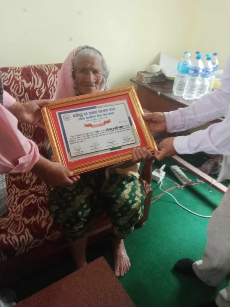 माता तिर्थ औशीको अवसरमा प्यूठानमा  १०२ बर्षिय जेष्ठ नागरिकलाई सम्मान