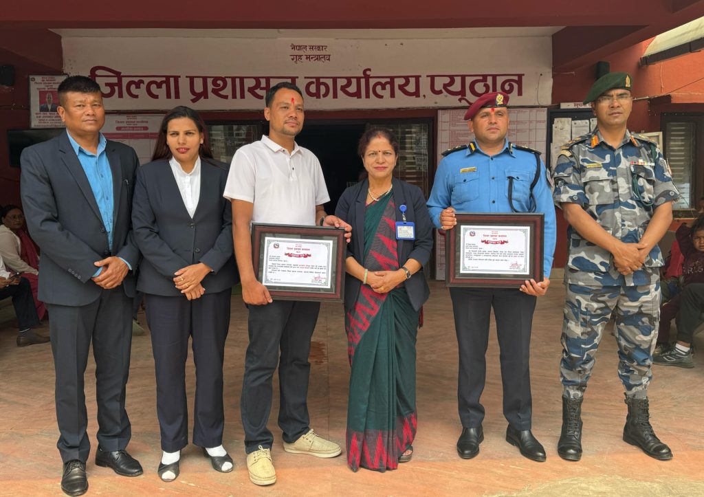 उत्कृष्ट काम गर्ने प्रहरि उपरिक्षक बस्याल र अधिकृत भुषाल सम्मानित।