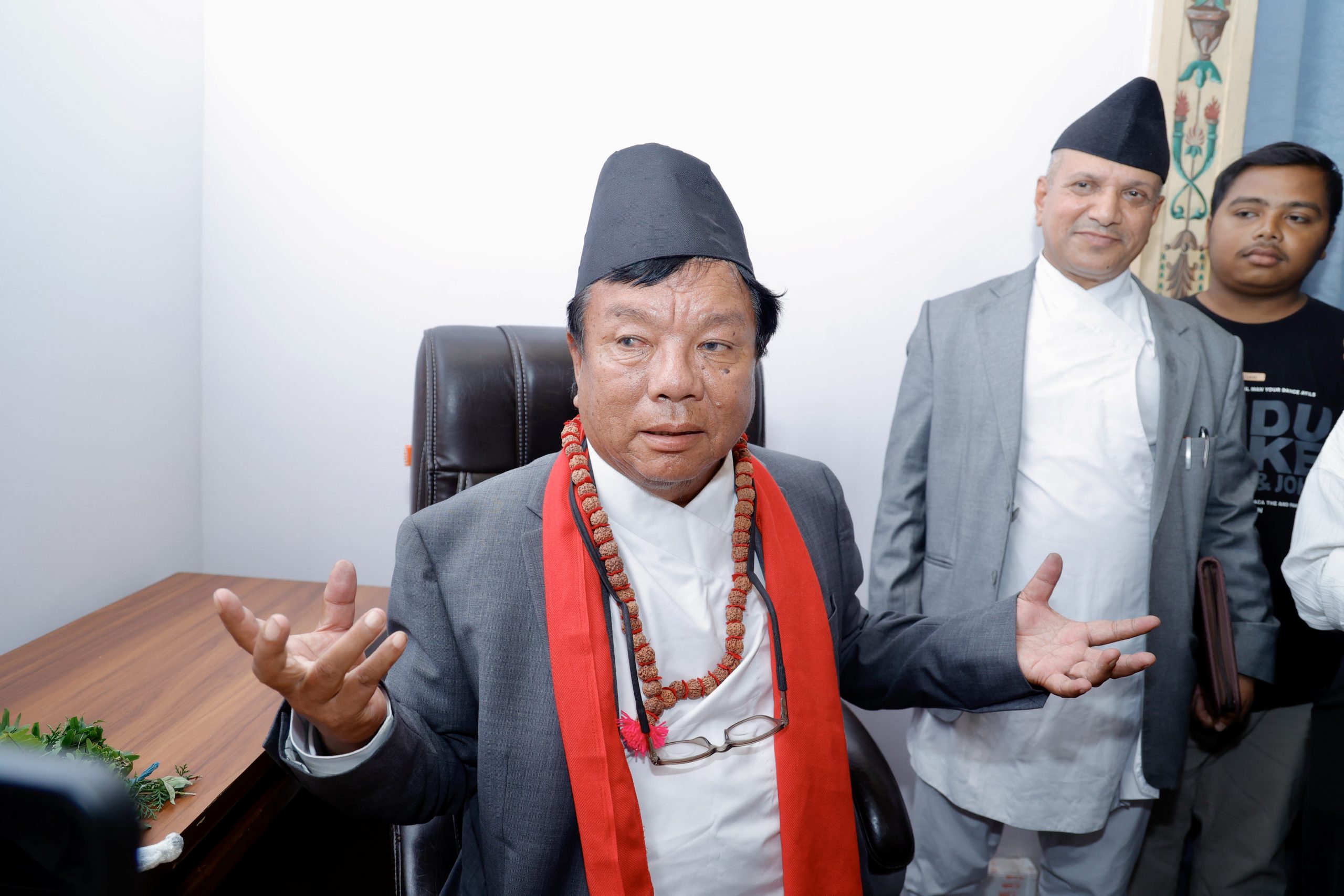 नयाँ शिक्षामन्त्रीसँगै केशरमहलमा देखिएको फरक दृष्य