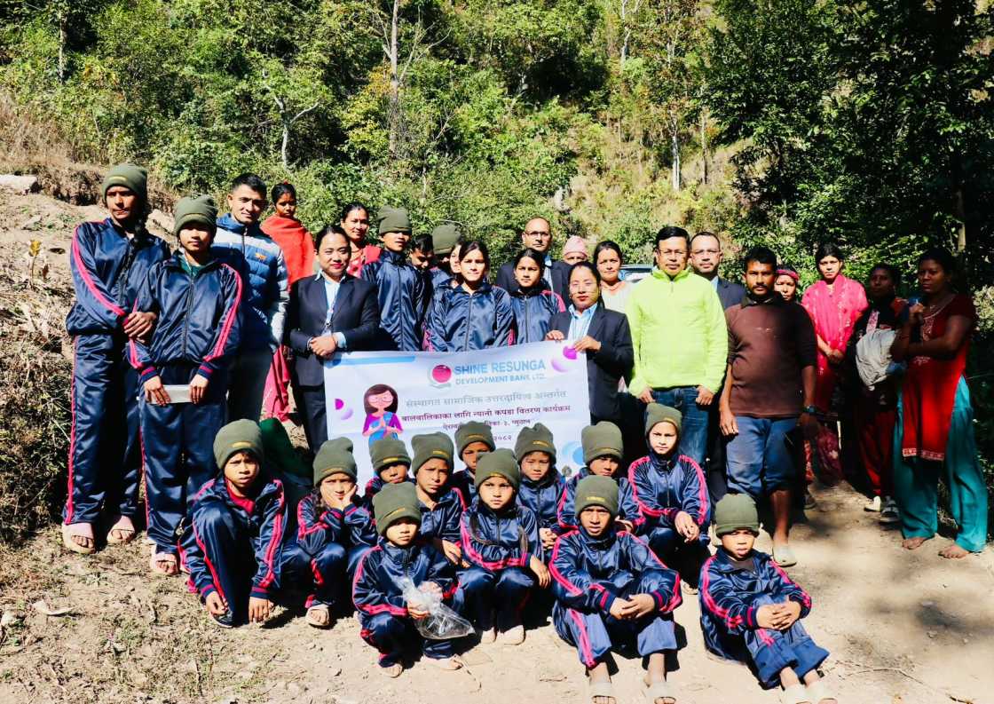 साईनरेसुङ्गा डेभलपमेन्ट बैकद्धारा आपखोलाका बालवालिकालाई न्यानो कपडा बितरण