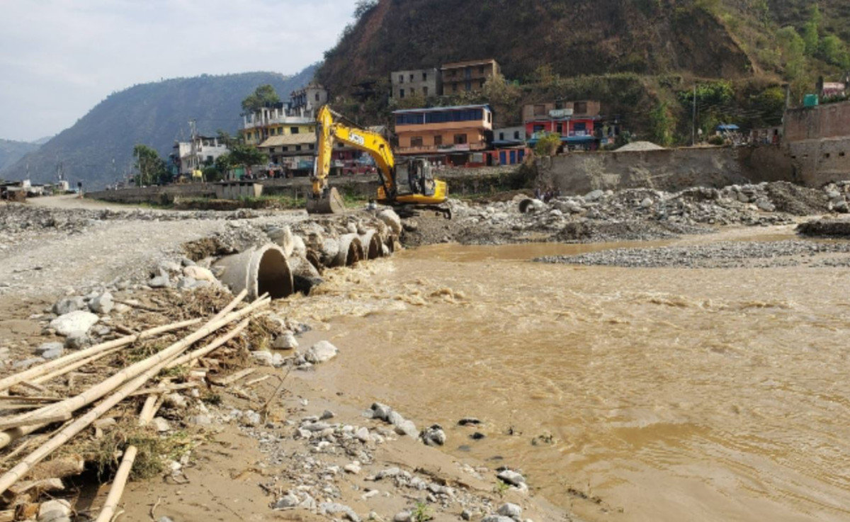 बेमौसमी वर्षाले रोशी खोलाको ‘डाइभर्सन’ बगाएपछि विपी राजमार्ग अवरुद्ध