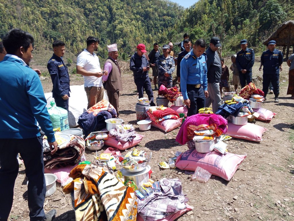 छेडाघाटका आगलागी पिडितलाई खाद्यान्न र लत्ताकपडा सहयोग