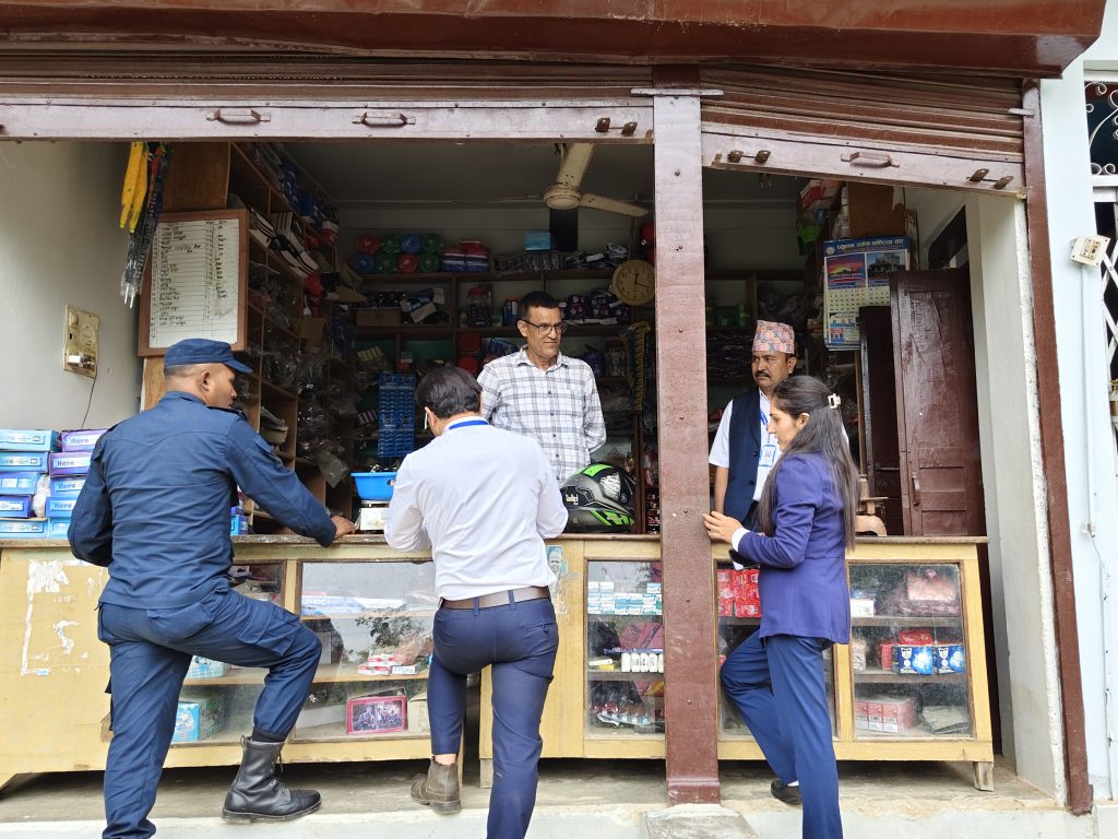 चुँजाठाँटी बजारमा अनुगमन, म्याद गुज्रेका खाद्यवस्तु नष्ट