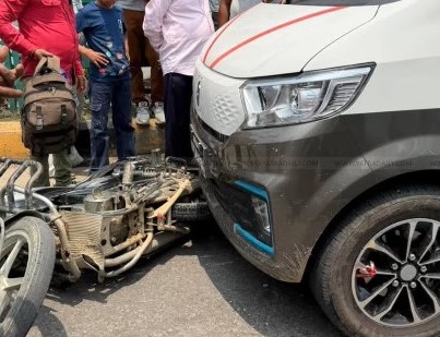 प्युठानमा ईभी गाडी र मोटरसाइकल ठोक्किँदा तीन जना घाइते, घाइतेलाई बुटवल रिफर
