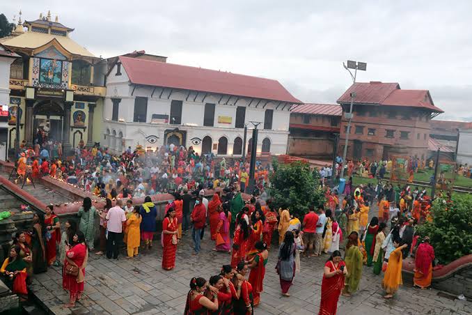 साउनको पहिलो सोमबार, पशुपतिनाथमा बिहानैदेखि दर्शनार्थीको घुइँचो