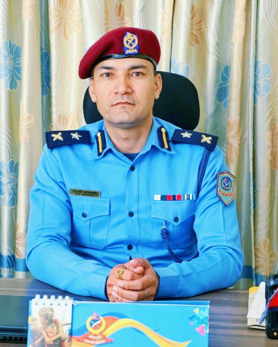 प्यूठानका प्रहरी प्रमुख नरहरि अधिकारी लुम्बिनी प्रदेशकै उत्कृष्ट प्रहरी
