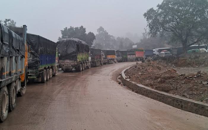 भारी वर्षालाई लक्षित गर्दै प्रमुख राजमार्गमा राति सवारी चलाउन रोक