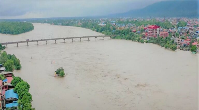 वर्षाका कारण चितवनका सबै विद्यालय बन्द