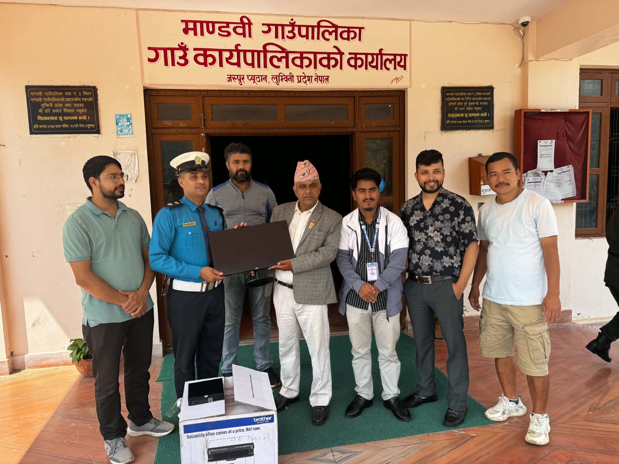 माण्डवी गाउँपालिकाद्वारा ट्राफिक प्रहरीलाई कम्प्युटर र प्रिन्टर सहयोग